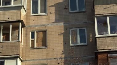 Ukrayna 'nın merkezine roket saldırısı sonucu. İnsansız hava aracı patlaması bacası. Kyiv 'e İranlı Şahin' in 136 İHA 'sı saldırdı. Hasarlı konut binası. Kırık pencereler ve enkazdan kaynaklanan delikler.