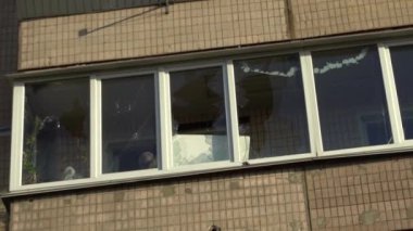 Ukrayna 'nın merkezine roket saldırısı sonucu. İnsansız hava aracı patlaması bacası. Kyiv 'e İranlı Şahin' in 136 İHA 'sı saldırdı. Hasarlı konut binası. Kırık pencereler ve enkazdan kaynaklanan delikler.