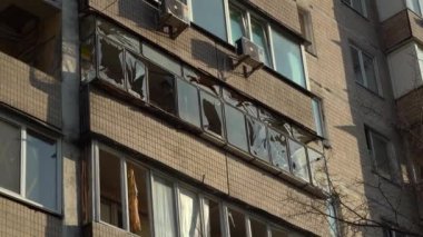 Ukrayna 'nın merkezine roket saldırısı sonucu. İnsansız hava aracı patlaması bacası. Kyiv 'e İranlı Şahin' in 136 İHA 'sı saldırdı. Hasarlı konut binası. Kırık pencereler ve enkazdan kaynaklanan delikler.