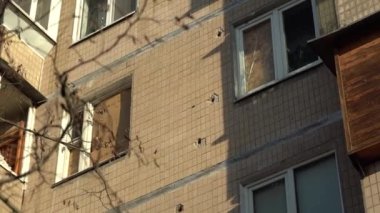 Ukrayna 'nın merkezine roket saldırısı sonucu. İnsansız hava aracı patlaması bacası. Kyiv 'e İranlı Şahin' in 136 İHA 'sı saldırdı. Hasarlı konut binası. Kırık pencereler ve enkazdan kaynaklanan delikler.