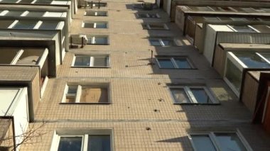 Ukrayna 'nın merkezine roket saldırısı sonucu. İnsansız hava aracı patlaması bacası. Kyiv 'e İranlı Şahin' in 136 İHA 'sı saldırdı. Hasarlı konut binası. Kırık pencereler ve enkazdan kaynaklanan delikler.