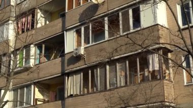 Ukrayna 'nın merkezine roket saldırısı sonucu. İnsansız hava aracı patlaması bacası. Kyiv 'e İranlı Şahin' in 136 İHA 'sı saldırdı. Hasarlı konut binası. Kırık pencereler ve enkazdan kaynaklanan delikler.