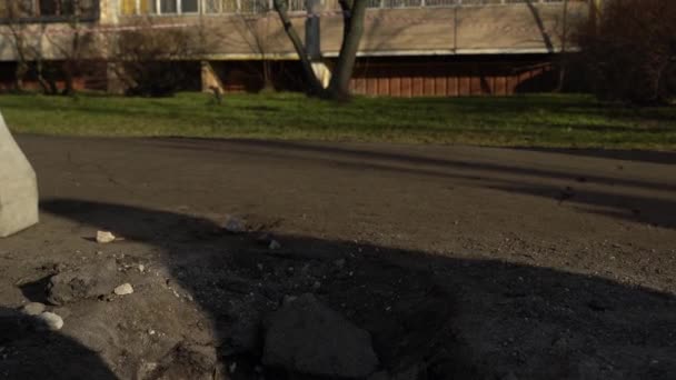 Συνέπειες Πυραυλικής Επίθεσης Στο Κέντρο Της Ουκρανίας Χωνί Από Έκρηξη — Αρχείο Βίντεο