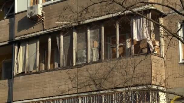 ウクライナ中央部へのロケット攻撃の結果 ドローン爆発による漏斗 イラン軍の攻撃はキエフで136機のドローンを撃墜した 住宅の損傷 破片からの壊れた窓や穴 — ストック動画