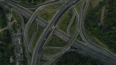 Dinyeper Nehri ve Paton Köprüsü 'nün havadan görünüşü. Kyiv. Ukrayna. Yaz. Nakliye hareketleri. Şehirde yoğun trafik var..