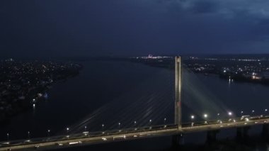 Gece şehri Kiev. Ukrayna. Dinyeper nehri üzerindeki köprü. Güney köprüsü. Havadan