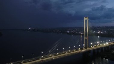 Gece şehri Kiev. Ukrayna. Dinyeper nehri üzerindeki köprü. Güney köprüsü. Havadan