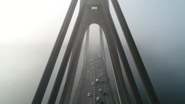 北またはモスクワ橋キエフの空中ドローンビュー ウクライナはドニエプルより 市街地の眺め 橋の上の交通 — ストック動画