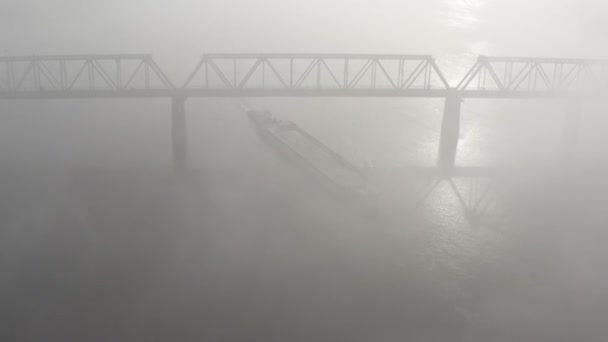ペトロフスキー鉄道橋はキエフのドニエプル川に架かっている ドローン映像 — ストック動画