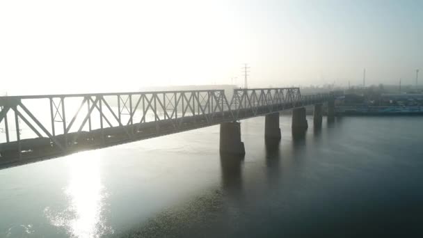 ペトロフスキー鉄道橋はキエフのドニエプル川に架かっている ドローン映像 — ストック動画