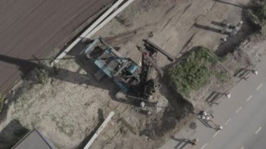 Yığınla sürüş makinesi yer altına yığılıyor. Modern hidrolik kaldırma mekanizmaları. Ukrayna. 