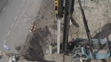 Yığınla sürüş makinesi yer altına yığılıyor. Modern hidrolik kaldırma mekanizmaları. Ukrayna. 