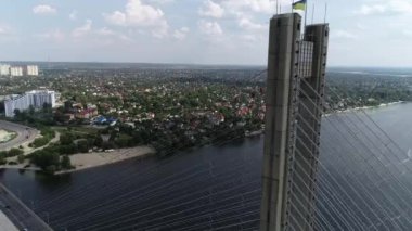 Güney köprüsünün hava aracı, Kiev şehri. Ukrayna. Dinyeper nehri, köprü nehri geçer. Nehirdeki şehir manzaralı köprü. İki adam köprünün tepesine tırmanıyor.