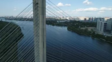 Dinyeper üzerinden Kyiv 'deki güney köprüsünün hava incelemesi. Ukrayna. Yaz. Sıcak bir sabah..