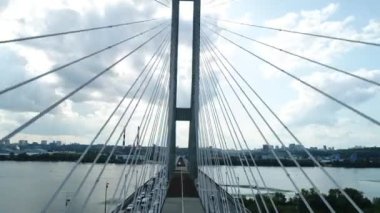 Dinyeper üzerinden Kyiv 'deki güney köprüsünün hava incelemesi. Ukrayna. Yaz. Sıcak bir sabah..
