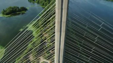 Dinyeper üzerinden Kyiv 'deki güney köprüsünün hava incelemesi. Ukrayna. Yaz. Sıcak bir sabah..