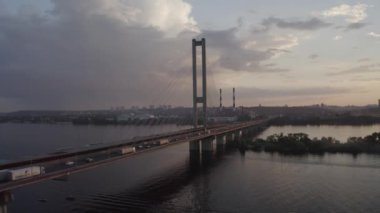 Dinyeper nehrinin üzerinde gün batımı. Güney köprüsü. En yoğun saat. Havadan. Kyiv. Ukrayna. Yaz. 
