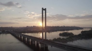 Dinyeper nehrinin üzerinde gün batımı. Güney köprüsü. En yoğun saat. Havadan. Kyiv. Ukrayna. Yaz. 