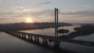 Dinyeper nehrinin üzerinde gün batımı. Güney köprüsü. En yoğun saat. Havadan. Kyiv. Ukrayna. Yaz. 