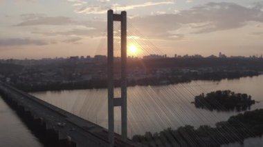 Dinyeper nehrinin üzerinde gün batımı. Güney köprüsü. En yoğun saat. Havadan. Kyiv. Ukrayna. Yaz. 