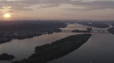 Şehrin Dinyeper Nehri 'ne bakan genel planı. Gün batımı. Yaz. Havadan. Ukrayna. Kyiv. Metro Köprüsü