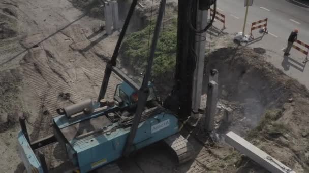 Stapelrijden Machine Rijden Stapels Grond Site Moderne Hydraulische Hefmechanismen Oekraïne — Stockvideo