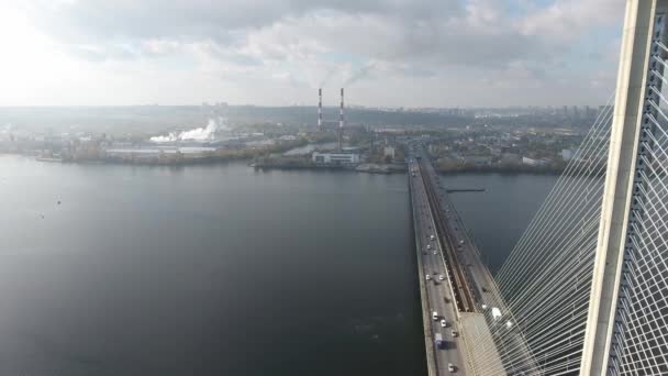 キエフのドニエプル川に架かる南橋 ウクライナだ ドローントラフィックからのビデオ 橋の上の車や列車の動き 地下鉄だ 橋の下の眺め — ストック動画