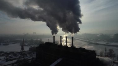 Soğuk kış mevsiminde faaliyet gösteren elektrik santrali. Pipolardan duman çıkıyor. Kyiv. Ukrayna.