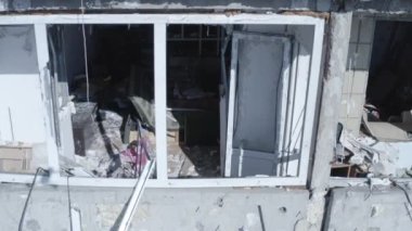 Ev harabeleri, bombardımandan zarar görmüş, Rus saldırısı. Ukrayna 'daki savaşın yol açtığı yıkım, çöken bina. Mariupol. Havadan.