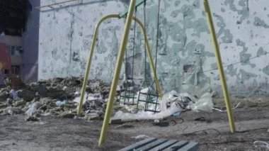 Ev harabeleri, bombardımandan zarar görmüş, Rus saldırısı. Ukrayna 'daki savaşın yol açtığı yıkım, çöken bina. Mariupol. Havadan.