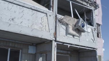 Ev harabeleri, bombardımandan zarar görmüş, Rus saldırısı. Ukrayna 'daki savaşın yol açtığı yıkım, çöken bina. Mariupol. Havadan.