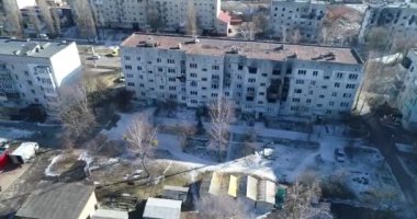 Ev harabeleri, bombardımandan zarar görmüş, Rus saldırısı. Ukrayna 'daki savaşın yol açtığı yıkım, çöken bina. Borodyanka. Havadan.