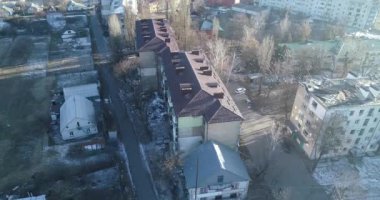 Ev harabeleri, bombardımandan zarar görmüş, Rus saldırısı. Ukrayna 'daki savaşın yol açtığı yıkım, çöken bina. Borodyanka. Havadan.