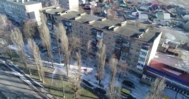 Ev harabeleri, bombardımandan zarar görmüş, Rus saldırısı. Ukrayna 'daki savaşın yol açtığı yıkım, çöken bina. Borodyanka. Havadan.