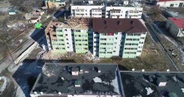 Ev harabeleri, bombardımandan zarar görmüş, Rus saldırısı. Ukrayna 'daki savaşın yol açtığı yıkım, çöken bina. Buzova. Havadan.