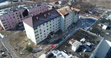 Ev harabeleri, bombardımandan zarar görmüş, Rus saldırısı. Ukrayna 'daki savaşın yol açtığı yıkım, çöken bina. Buzova. Havadan.