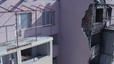 Ev harabeleri, bombardımandan zarar görmüş, Rus saldırısı. Ukrayna 'daki savaşın yol açtığı yıkım, çöken bina. Bakhmut. Havadan.