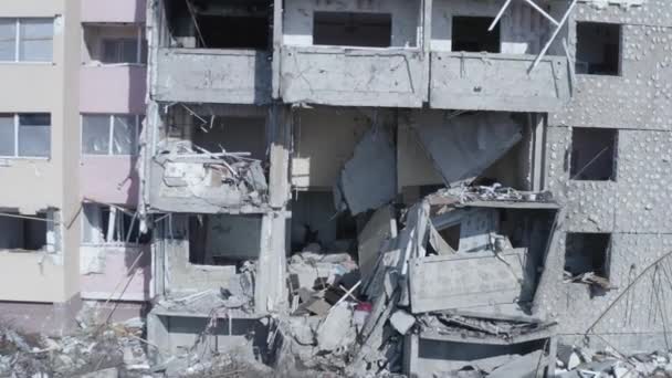 房屋被毁 被炮击和俄军的袭击所损坏 乌克兰战争造成的破坏 倒塌的建筑 布佐娃空中业务 — 图库视频影像