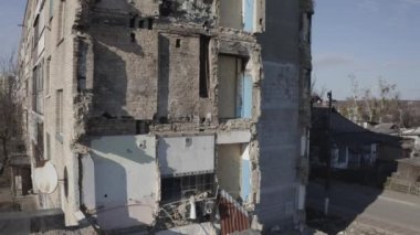 Rusya 'nın Ukrayna' ya düzenlediği saldırıdan sonra Kyiv bölgesindeki Hostomel şehrinde hasar gören konut binası. Rus-Ukrayna savaşı. Havadan. Evde yangın var..