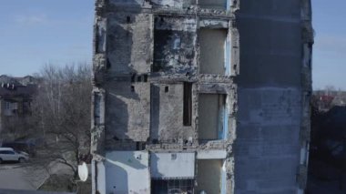Rusya 'nın Ukrayna' ya düzenlediği saldırıdan sonra Kyiv bölgesindeki Hostomel şehrinde hasar gören konut binası. Rus-Ukrayna savaşı. Havadan. Evde yangın var..
