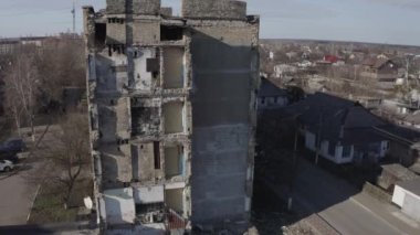 Rusya 'nın Ukrayna' ya düzenlediği saldırıdan sonra Kyiv bölgesindeki Hostomel şehrinde hasar gören konut binası. Rus-Ukrayna savaşı. Havadan. Evde yangın var..