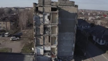 Rusya 'nın Ukrayna' ya düzenlediği saldırıdan sonra Kyiv bölgesindeki Hostomel şehrinde hasar gören konut binası. Rus-Ukrayna savaşı. Havadan. Evde yangın var..