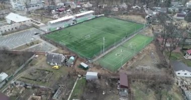 Rus askerlerinin saldırısından sonra futbol sahasını bombaladı. Ukrayna 'da savaş. Havadan. Kış. 