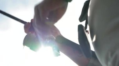 Teknedeki bir balıkçı bir ısırıktan sonra balığı çeker. Balık oltası. Ukrayna.