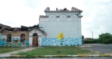 Kültür Sarayı. Irpin 'deki Kültür Evi' nin harap olmuş dış görünüşü. Havadan. Ukrayna. Ukrayna 'da Savaş. 