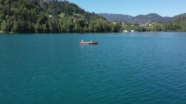 Gölün ortasındaki Mary Varsayımı Kilisesi Bled. Slovenya. Havadan. Yaz. İnsansız hava aracı videosu. Bled Gölü 'nde küçük bir adada uçmak. Mavi su ve orman..