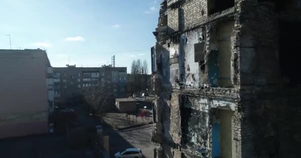 Beschädigtes Wohnhaus Der Stadt Hostomel Der Region Kiew Während Der — Stockvideo