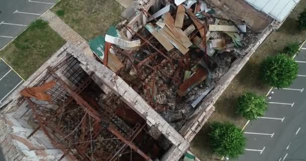 文化の宮殿 イルピンの文化の家屋の破壊された外観 エアリアル ウクライナ ウクライナ戦争 — ストック動画