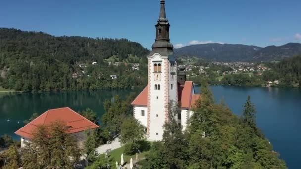Kostel Nanebevzetí Panny Marie Středu Jezera Krvácel Slovinsko Letecký Summer — Stock video