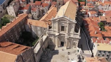 Dubrovnik 'in eski kasabası. Hırvatistan 'ın tarihi Dubrovnik kentinin hava manzarası. Akdeniz 'in ünlü turistik merkezi. Yaz. Adriyatik Denizi kıyısındaki eski liman.